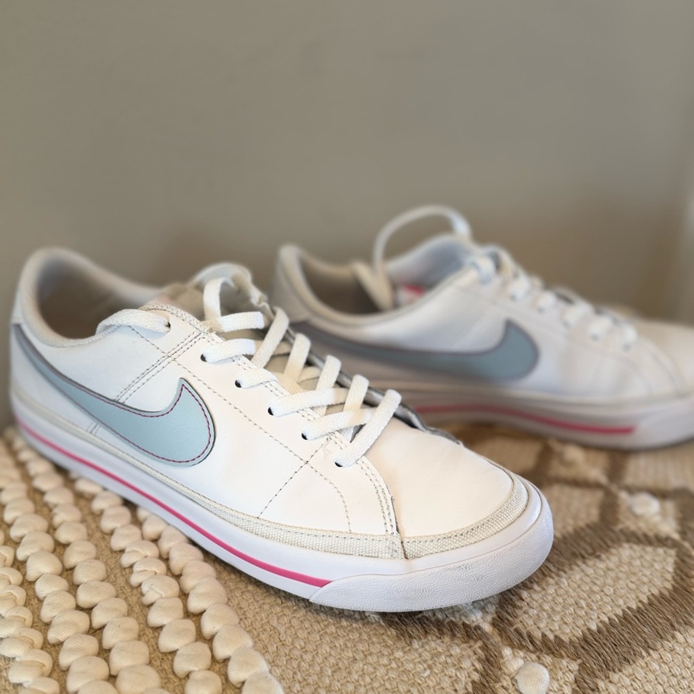 Nike White/Pink/Blue low Sneakers
